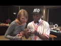 Taylor graba un mensaje para el buzón de voz de Todrick Hall